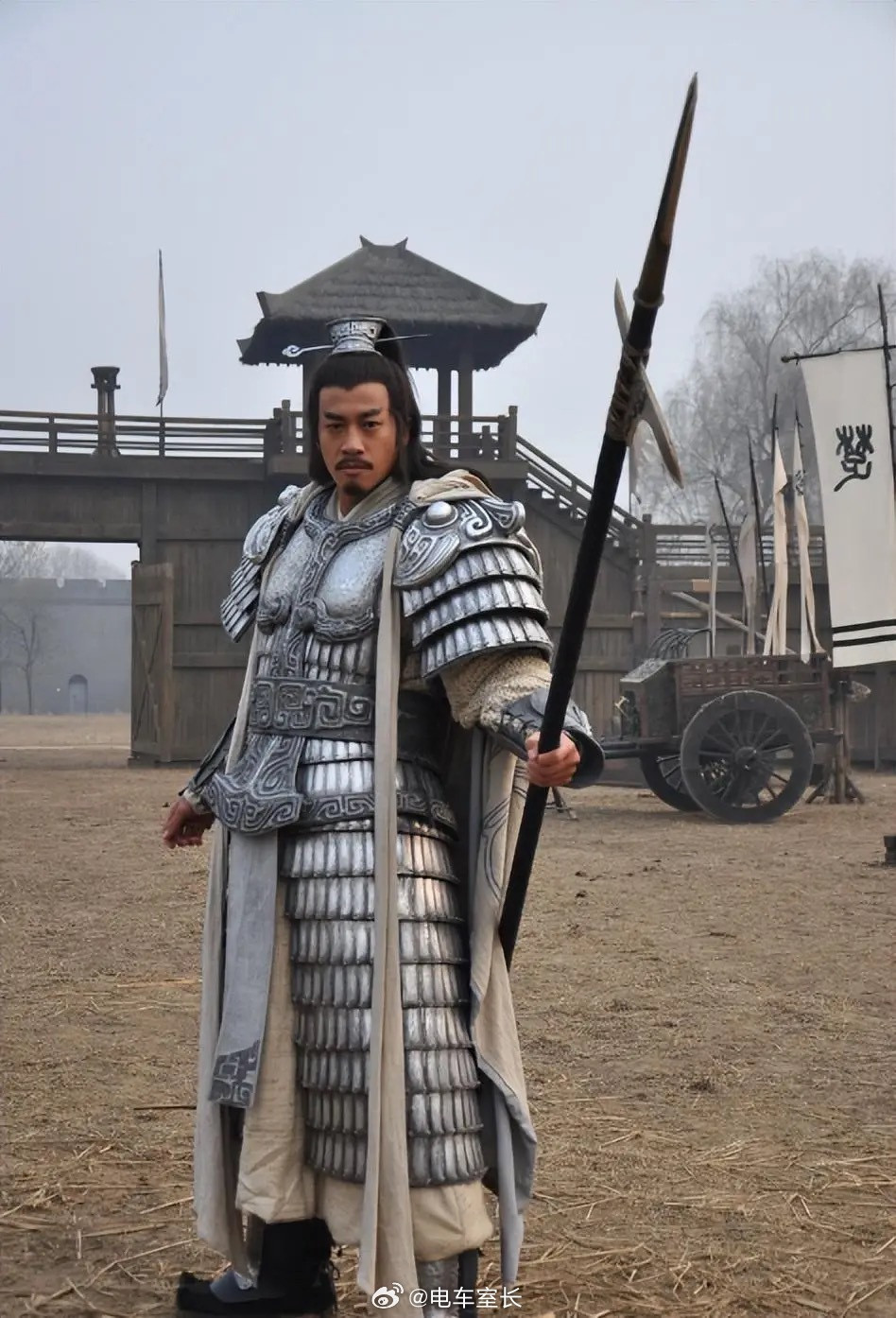 又被网友的一句话承包十分钟笑点何润东:拿我的方天画戟来张凌赫:拿我的雅诗兰黛来解