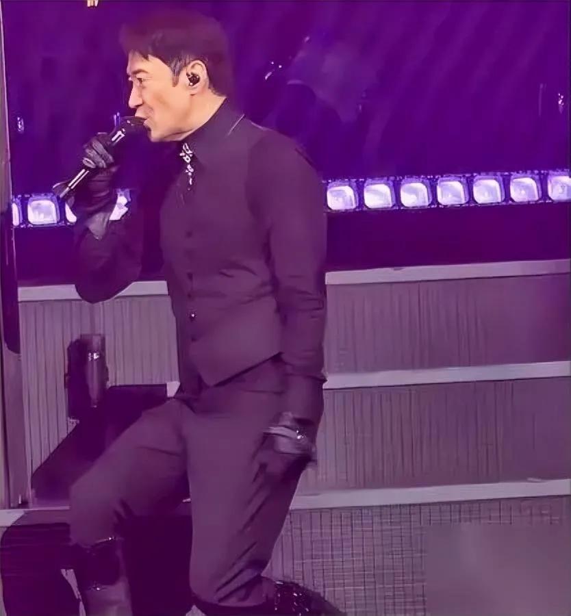 蔡康永挖的坑，黎明根本不接反而把问题扔回给了他。之前蔡康永采访黎明，憋了