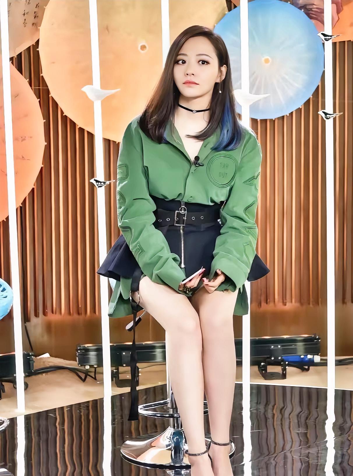 张靓颖，162cm，最真实的腿，还是很美的吧！