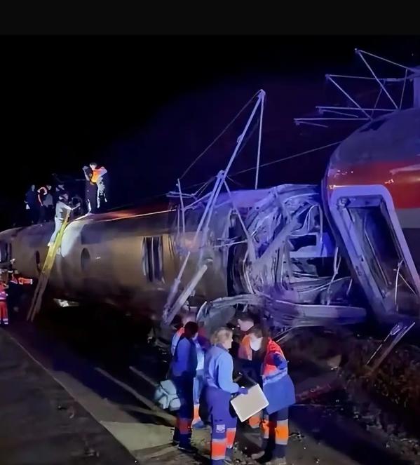 西班牙高铁脱轨已致至少21人死亡！ 1月18日，西班牙科尔多瓦省阿达穆斯镇发