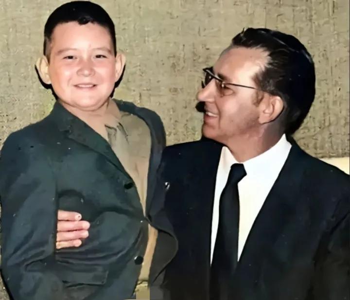 70年代，费翔与父亲一张温馨的留影，小时候的费翔长的白白胖胖非常的可爱，父亲望着