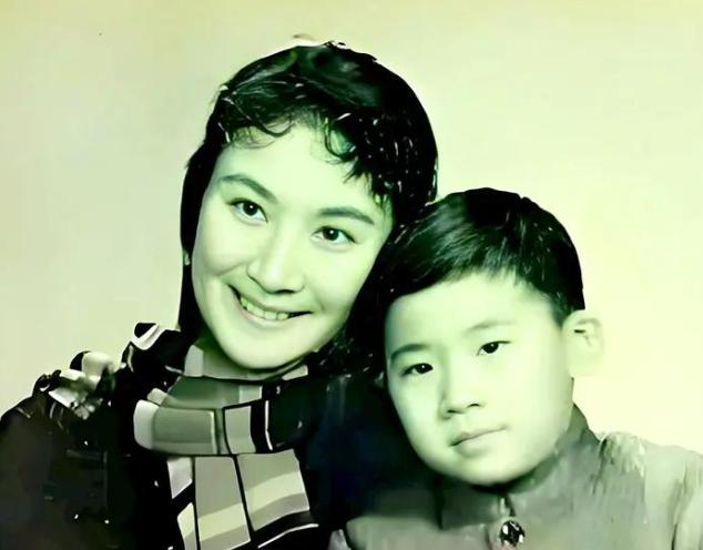 1966年，京剧名角言慧珠临终前，把10岁的幼子托付给了孩子继父俞振飞，谁成想，