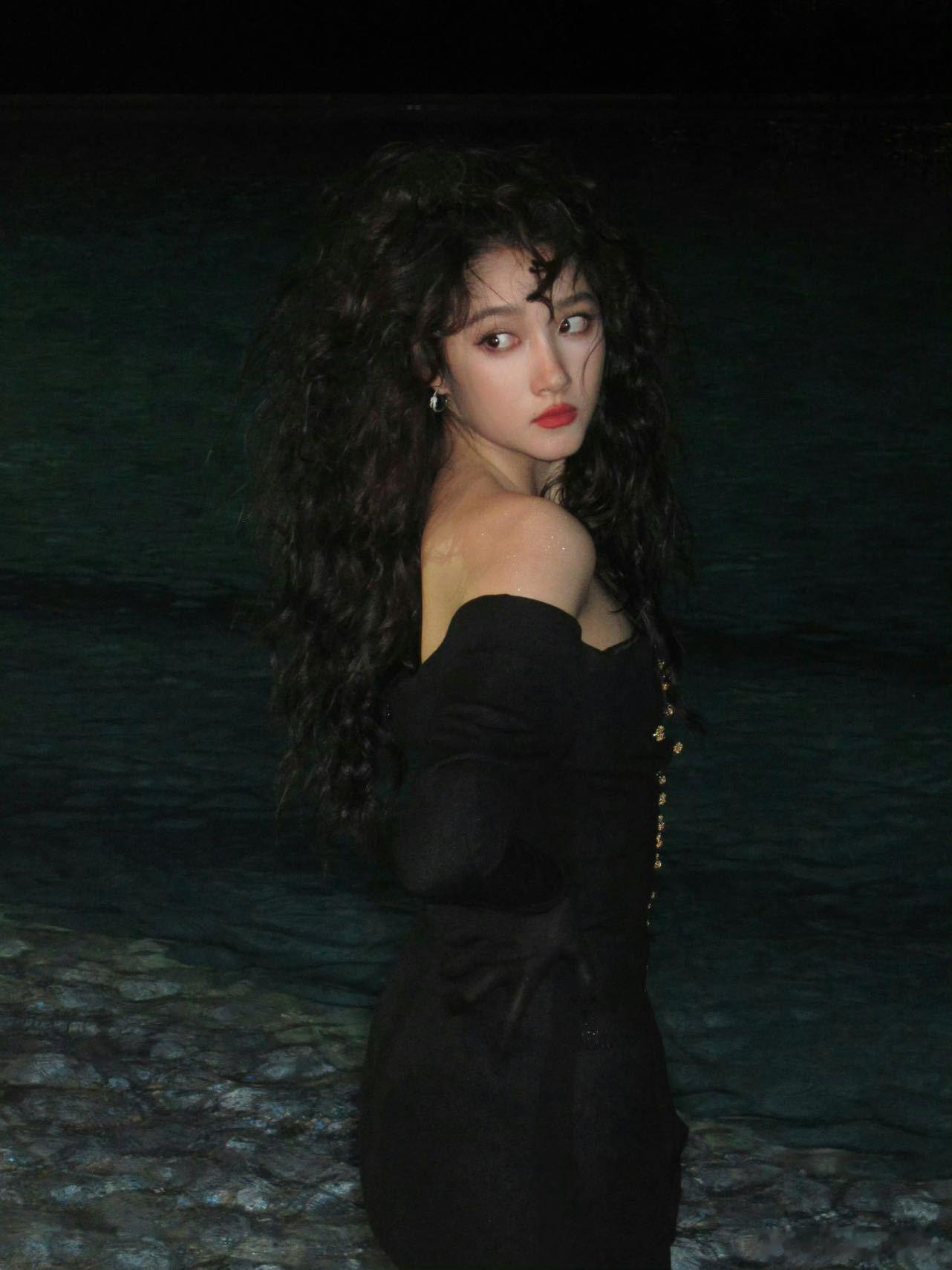 关晓彤暗夜女神关晓彤暗夜中的女王关晓彤暗夜造型杀疯了！黑裙加身似暗夜蔷薇，逆