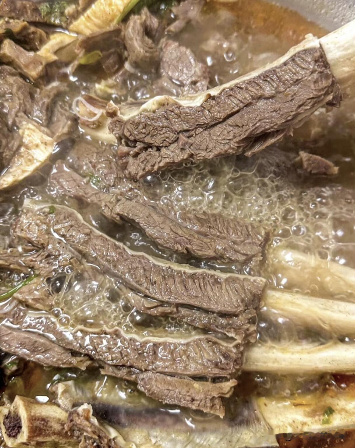 谁能抵抗一碗冬天的羊肉汤?冬天和羊肉汤绝配!一碗羊肉汤下肚,瞬间温暖了全身!