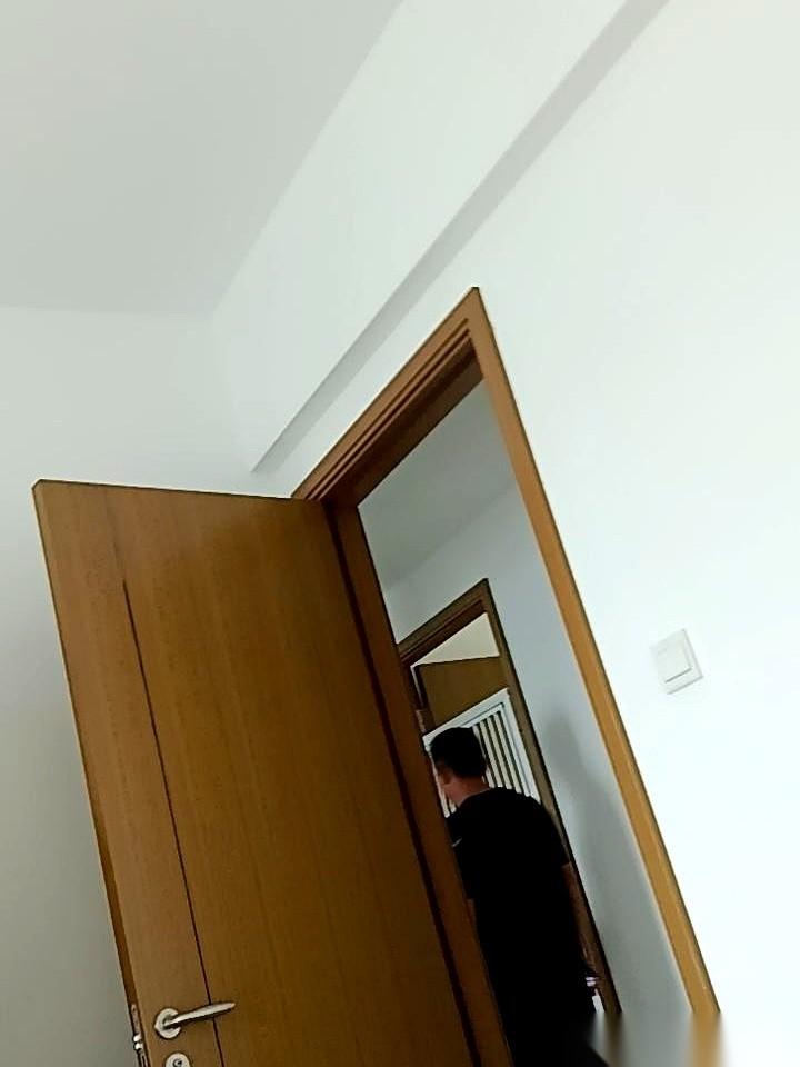 金价一跌，我人直接疯了。天还没亮，就打着赤脚在客厅里来回转圈，心跳得跟打鼓一样