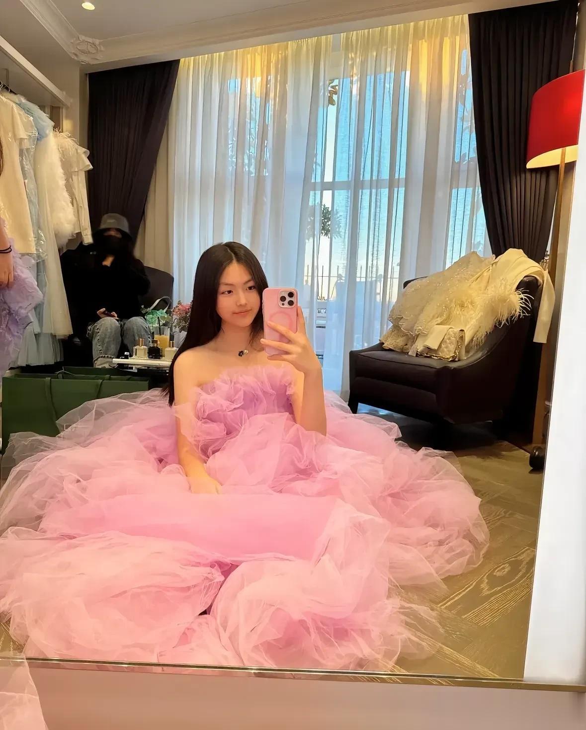 李湘的女儿王诗龄变成大姑娘了，真漂亮。配上名贵的项链，气质无与伦比。小胖妞