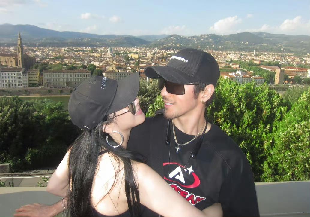 张伦硕作为继父的表现堪称典范，他对妻子与前夫所生的三个女儿视如己出，用无微不至的