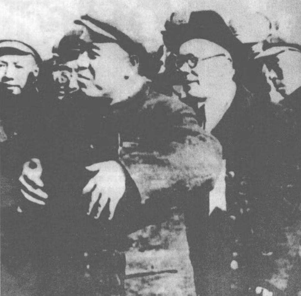 1949年冬，时任中国人民解放军第一野战军司令员兼政委的彭德怀同志，在新疆迪化（