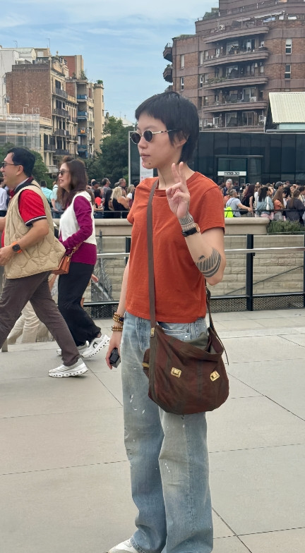6月3日，有网友在西班牙偶遇窦靖童，拍照视角有那么一瞬间，像青年的王菲。窦靖