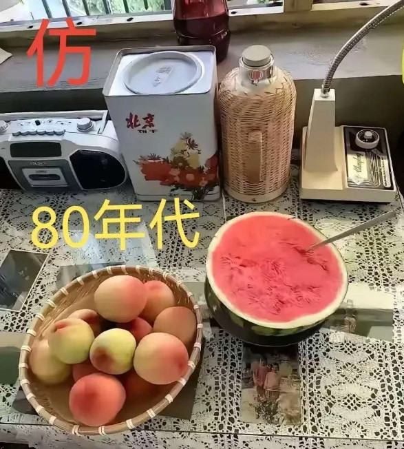 这是仿80年代的场景，大家看出破绽了吗？哪件物品不属于那个年代的？