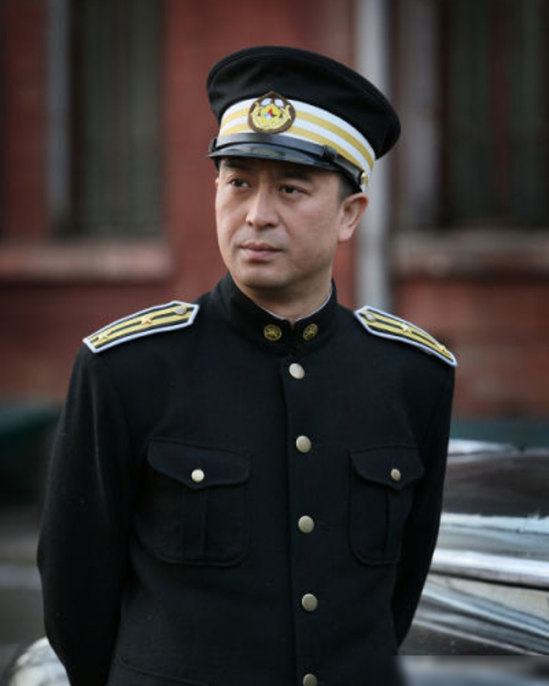 张嘉益拍完《悬崖》，差点把自己搭进去。他演周乙，一个整天在鬼子眼皮底下装孙子的特工，脸不能垮，话不能
