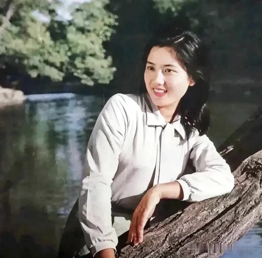 她是八十年代比刘晓庆和龚雪漂亮的一个女演员，脸好圆润，皮肤看起来非常紧致，那个时