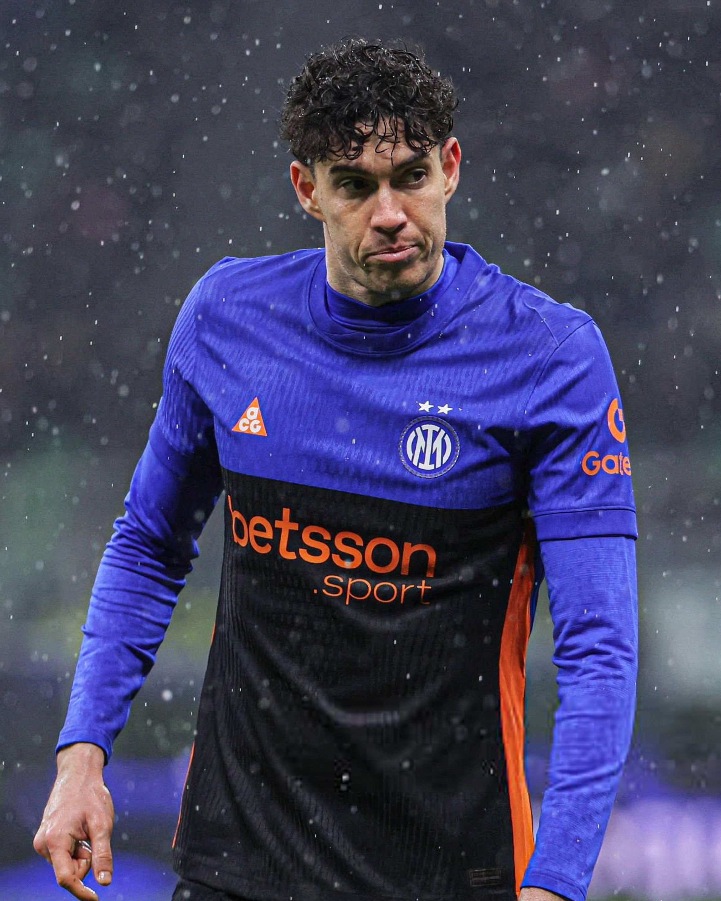 米兰体育报：巴斯托尼转会费8000万欧元。周一，该球员的经纪人出现在国际米兰总部