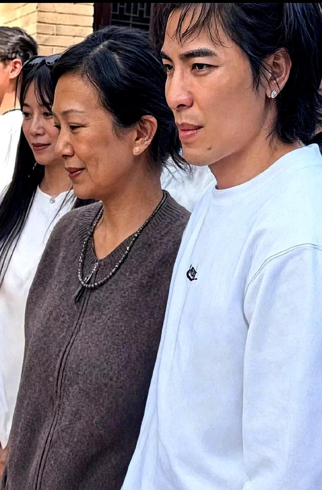 53岁这状态，难道真没人管管吗，萧敬腾自己都快熬成大叔了。​