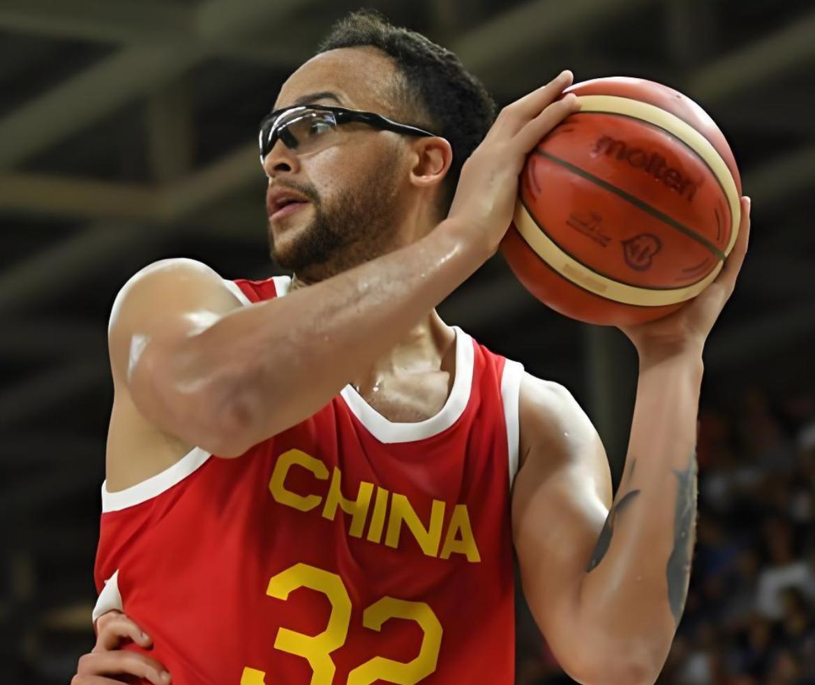 改了中国国籍？李凯尔用9个字回应！近日，在网上传出中国男篮球员李凯尔，已经更改