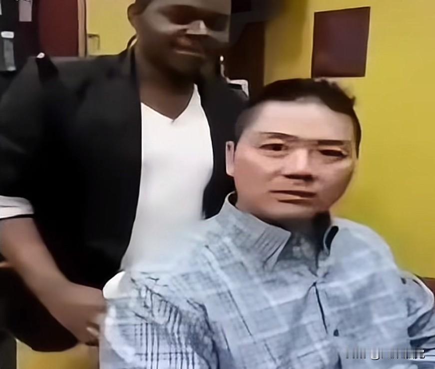 京东老板刘强东坐飞机刚到美国，觉得头发长了就去理发，到了发廊，发型师问：理什么发