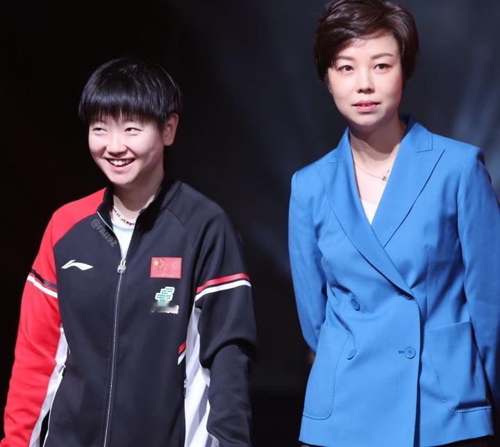 孙颖莎这次香港总决赛烦心事很多但是最开心和意外的是，这次张怡宁给孙颖莎颁