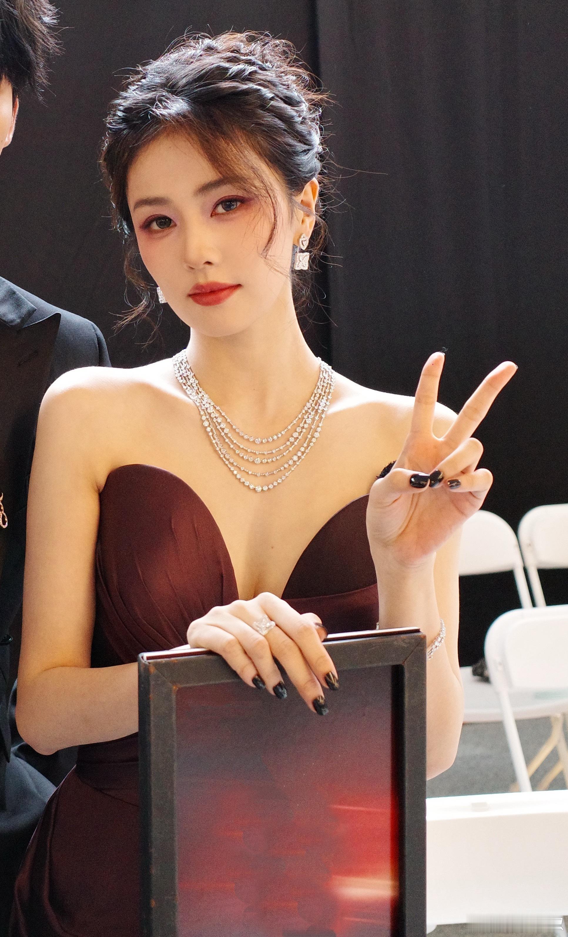 跑男团全员包场白鹿莫离明天中午12点一起来看《莫离》CCTV8或🐧，不见不
