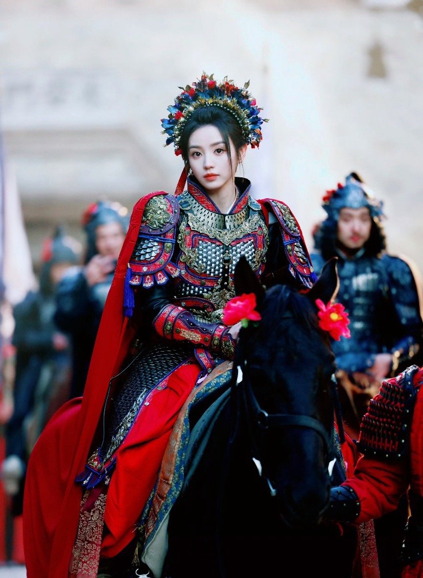 田曦薇这次的簪花将军转场真的把我拿捏住了！铁甲归来时的那股子威风凛凛，转场簪花受