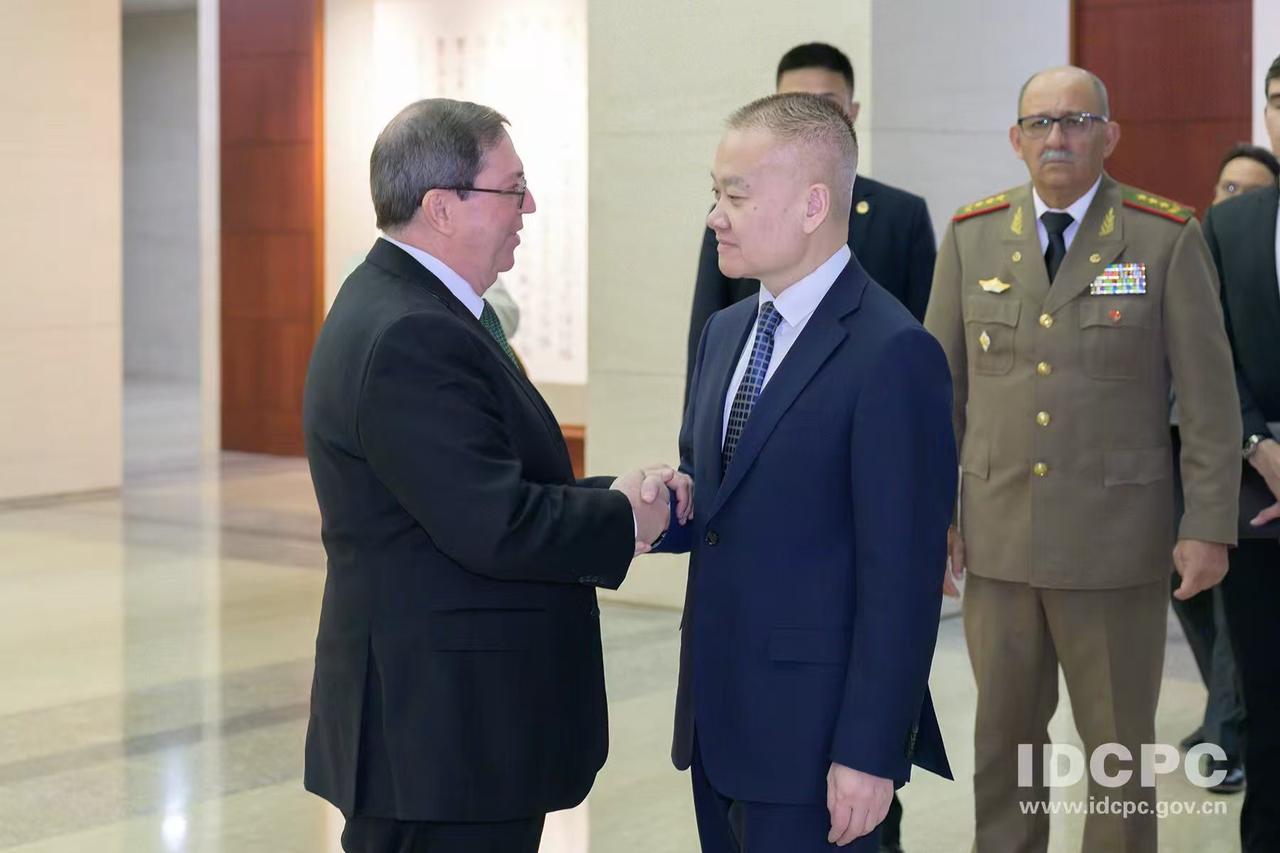 同为社会主义国家同走社会主义道路同抗各种干扰和破坏。中联部网站消息，2