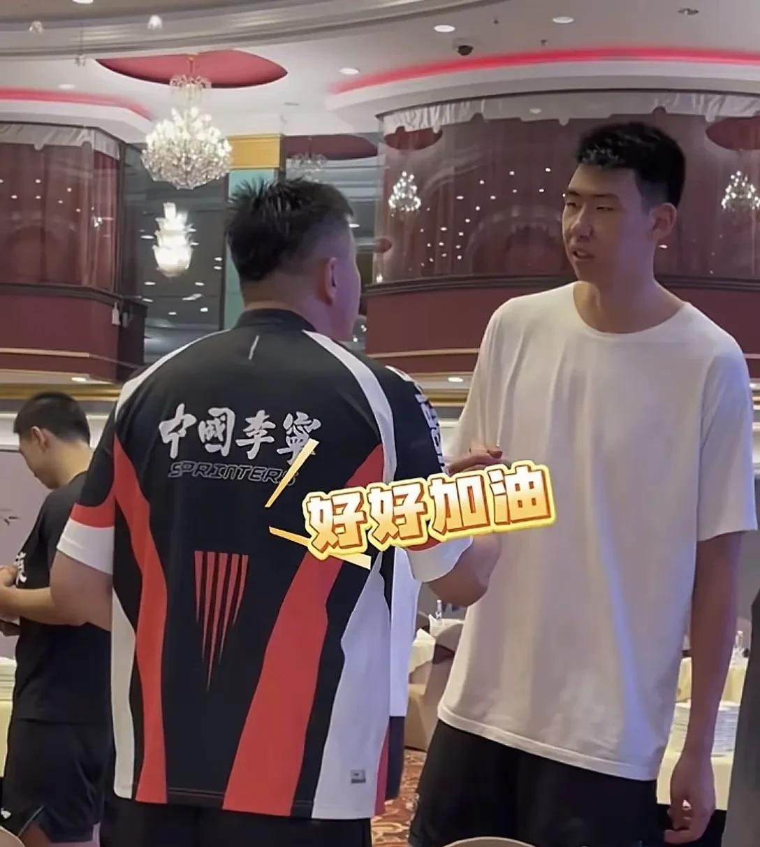 杜峰和徐昕能握手言和得亏有了老将周鹏，现在广东队也正是缺少周鹏这样能传帮带的球员