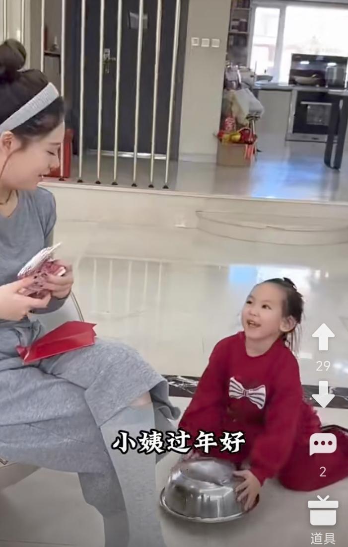 小姨不谈恋爱不找男朋友。没想到，一年辛辛苦苦赚下的钱，全被三个小外甥掰年时掳走