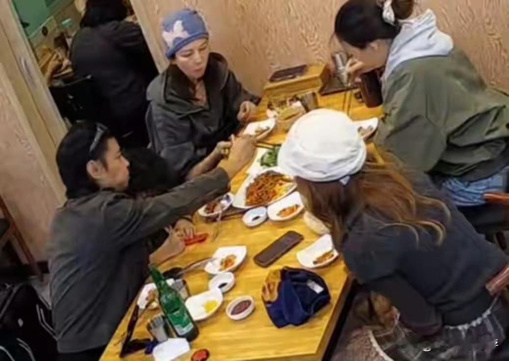 蔡少芬携家人现身韩国，素颜状态下的她面容略显清瘦，岁月痕迹较为明显。餐桌上，她神