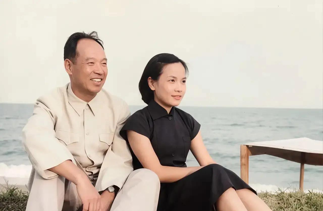 图片中这位女士是真漂亮啊！她是开国元勋夫人，剪一短发，鬓角收拾的非常利落，把整个