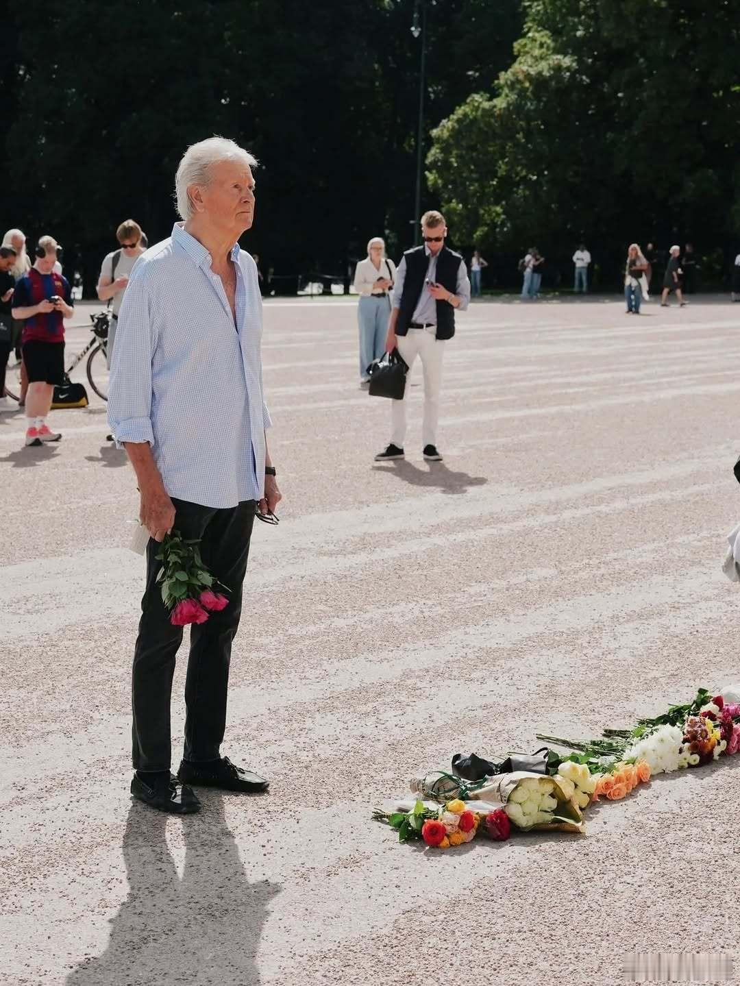 挪威王室🇳🇴8月27日，挪威民众聚集在奥斯陆王宫门口献上献花，为哈拉尔国王