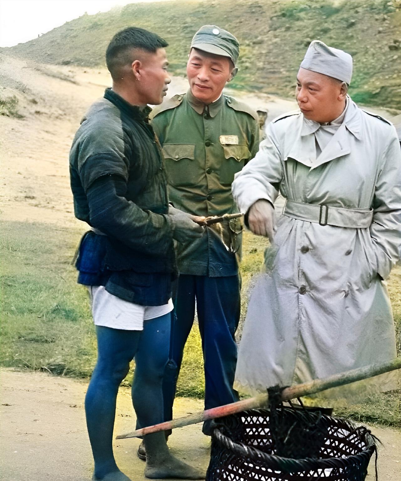 这是蒋建丰与一名过路的男子聊天。男子上身穿着打着补丁的厚衣服，下身穿着短裤，赤着