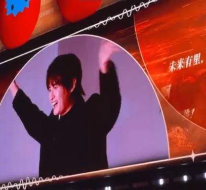 打工人+追星族双重身份切换！张远结束品牌工作就冲去陈楚生演唱会，没换衣服超接地气