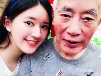 10月11日，刘琳琳拿赵露思爷爷玩梗号被封，多位好友站队赵露思，与他割席绝交大
