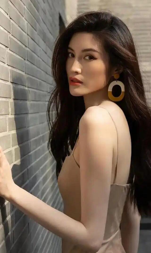 特地去查了一下何穗，原来她当模特不是因为身材好，而是因为运气好！她刚出道
