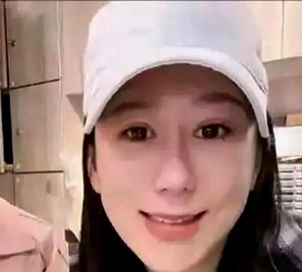 陈浩民和蒋丽莎在直播时，有网友问他们香港好不好找工作，蒋丽莎说：香港找工作很容易