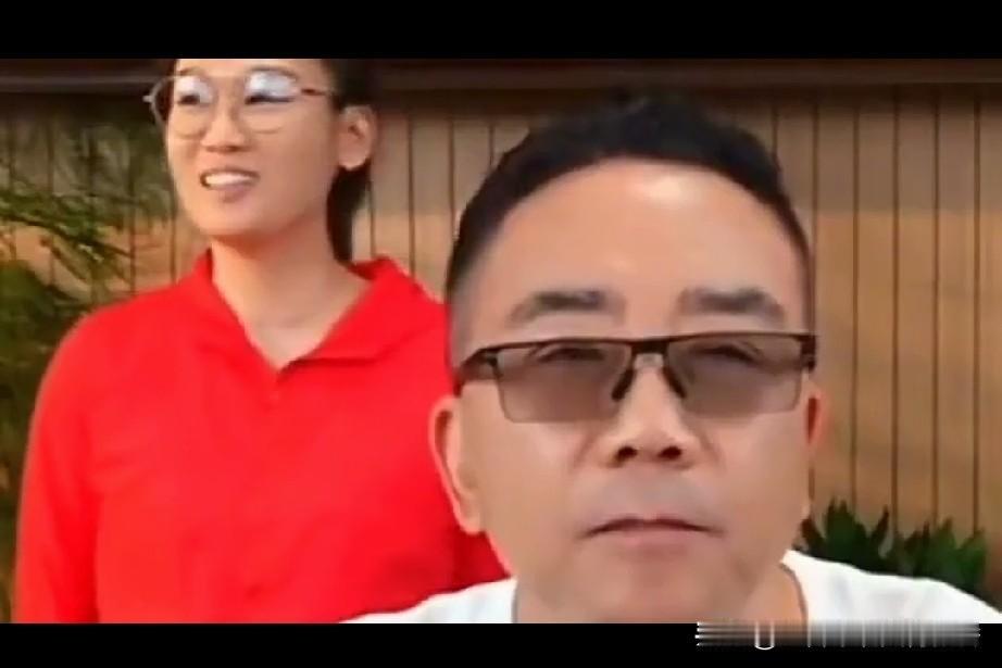 杨仪最近在直播间现场朗诵了一首自编的词巜秋天》，内容是这样的:秋天，是我收