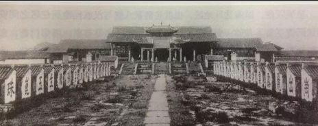 公元1644年，张献忠攻占成都，他第一时间带着人冲进蜀王府，去抢蜀王囤积下来的金