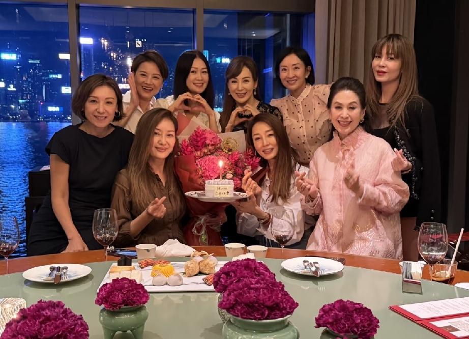 8月31日，孟广美在香港与众名媛好友聚餐，59岁的她变化好大，皮肤变黑了，穿灰色