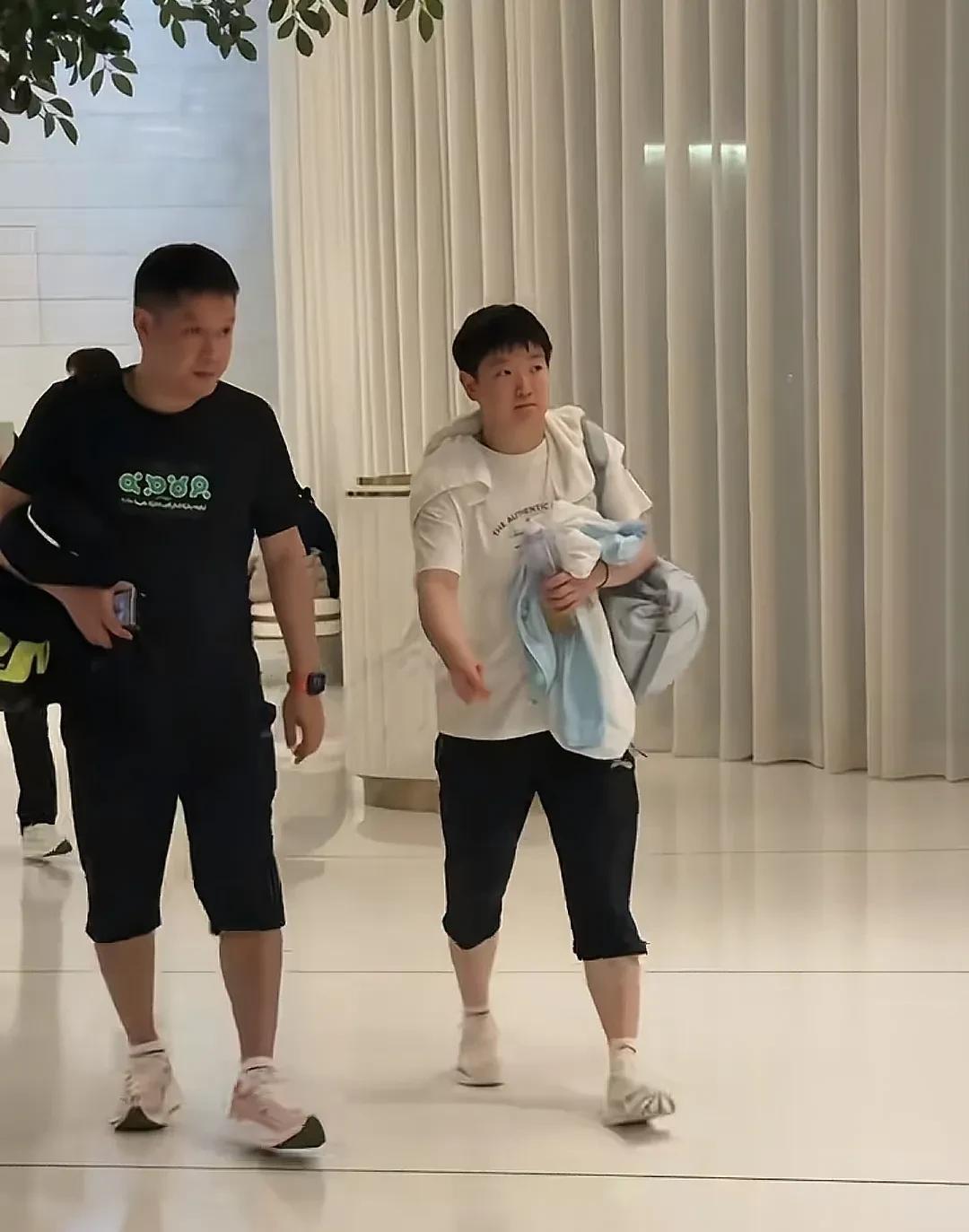 又是下训的一天，还是师徒一起上训下训的日子。年轻时的邱贻可脾气可不算好，可当师傅