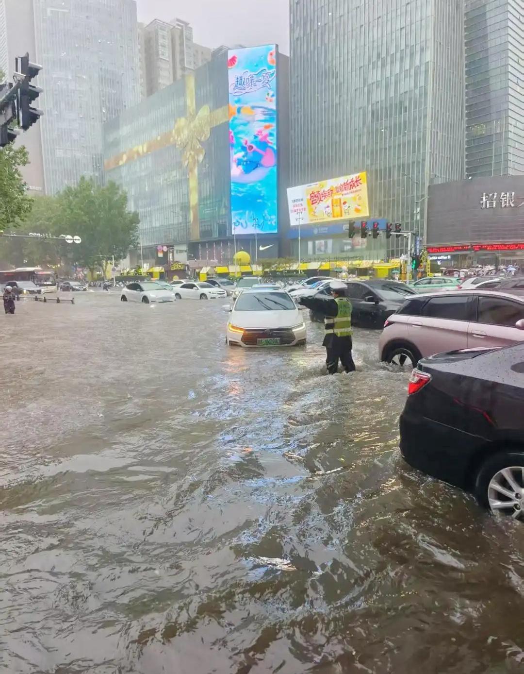 我同学在河南郑州市上班，看新闻说郑州下暴雨，全市停产、停业、停课、停运。我打电话