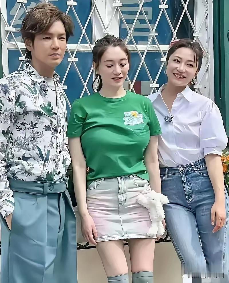 李小冉这丰满的上围，简直让男人移不开眼，女人不由自主想多看几眼。与同龄人合影