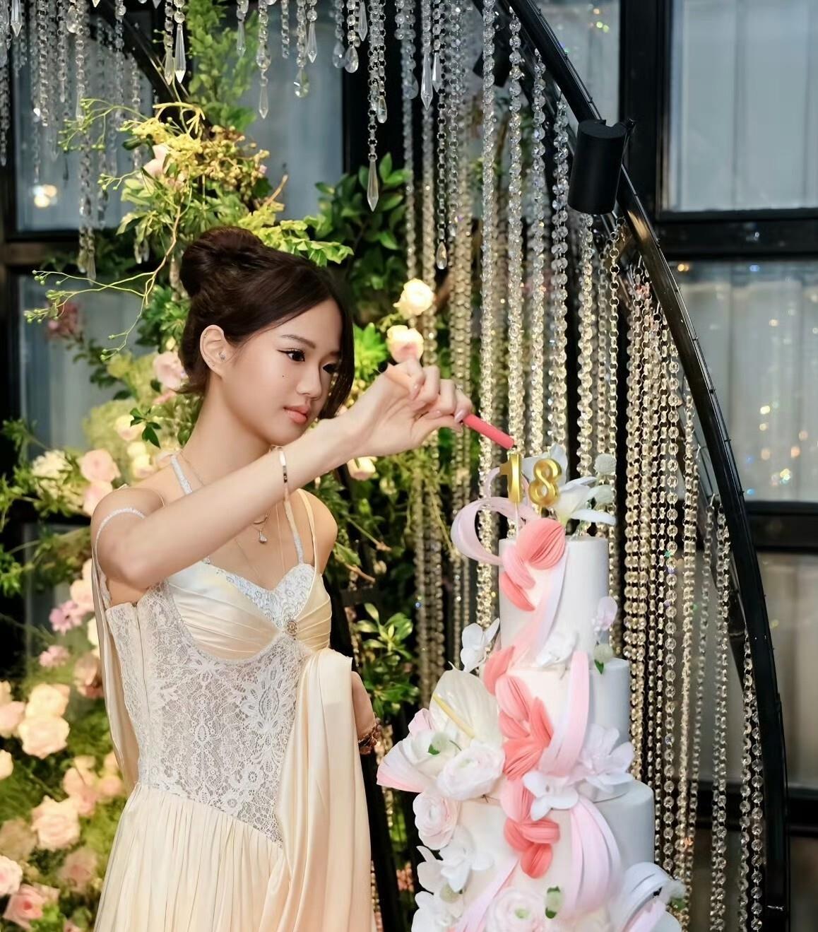 钟丽缇晒二女儿18岁生日照，大女儿没现身，16岁考拉身高已超过妈妈
