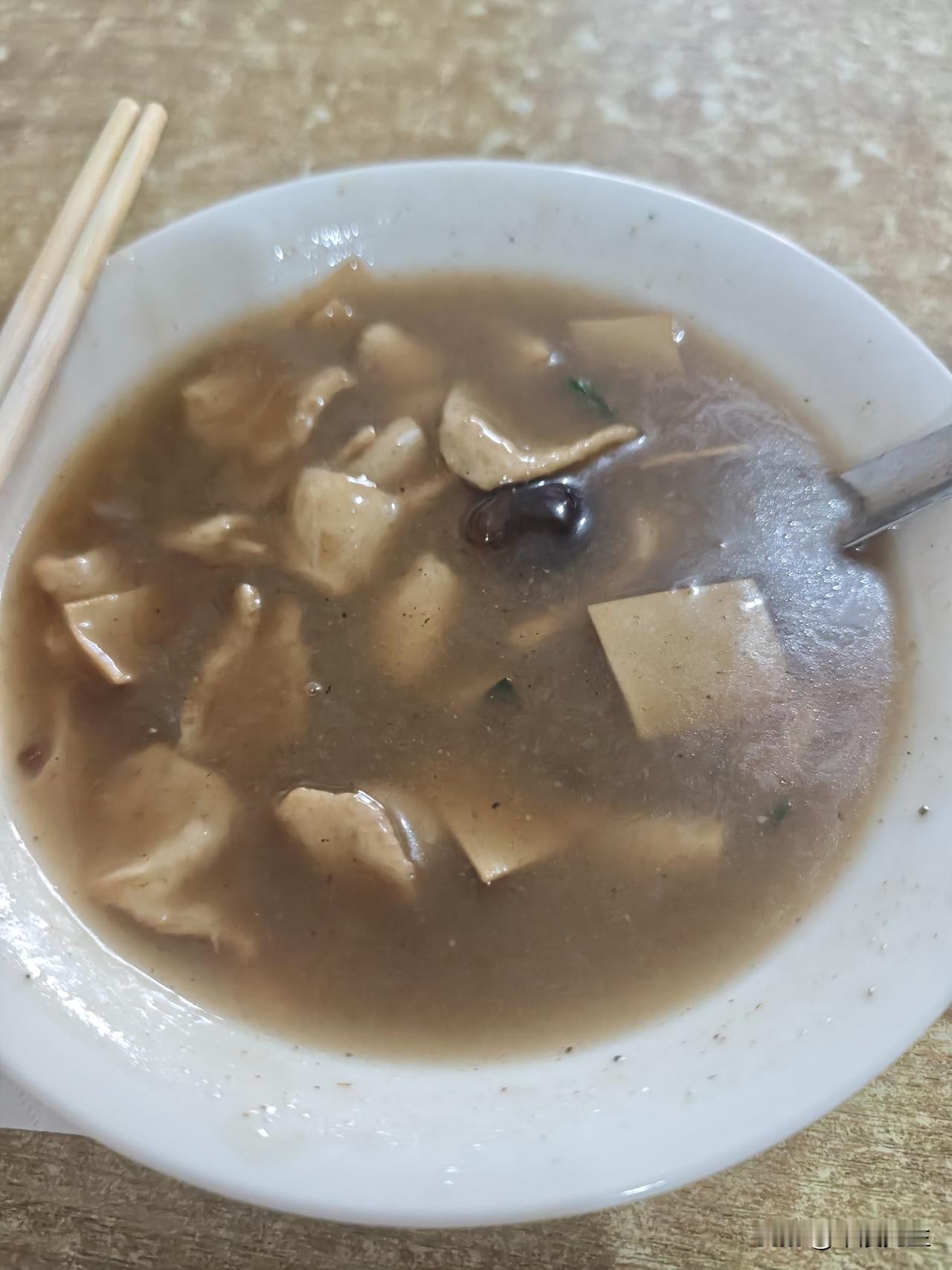 早上在附近的一家早餐馆子，吃了一碗胡辣汤和一个韭菜水煎包。我住的这附近，几乎每一