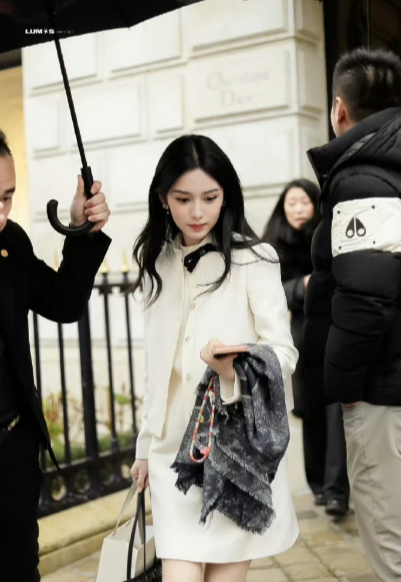 周也巴黎外出路透图，千金大小姐既视感，也太美了吧！