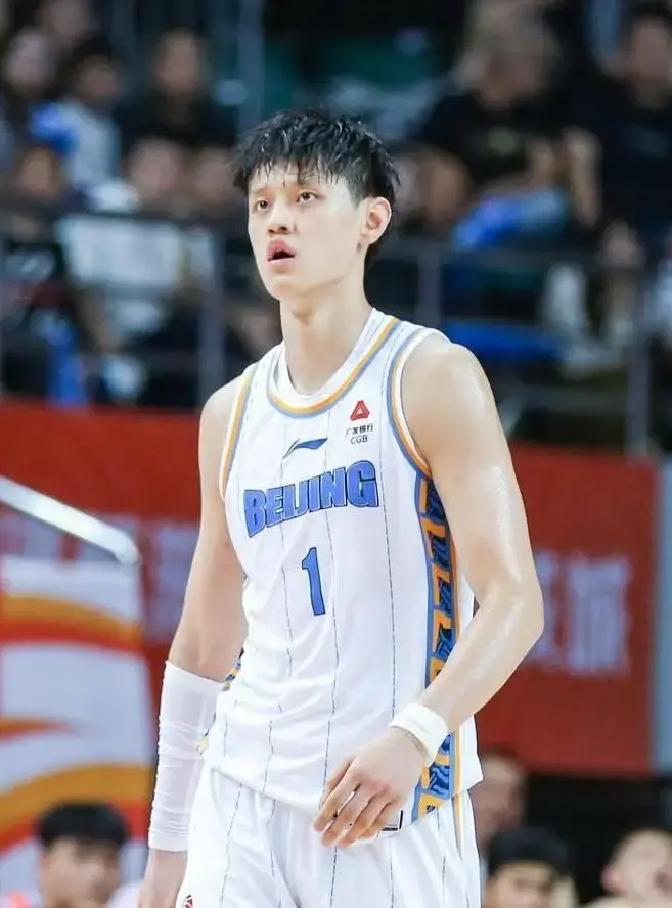新赛季CBA开打，曾凡博却不见了人影。他和北京首钢的合同到期，没续约，人也没回来