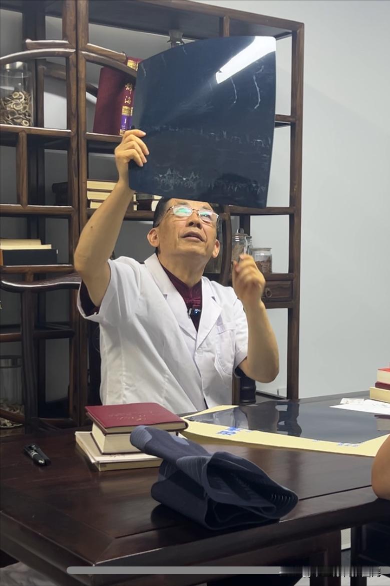 首先，我理解大家对于病情的焦虑和对“根治”的渴望。我行医四十年了，听到最多的话