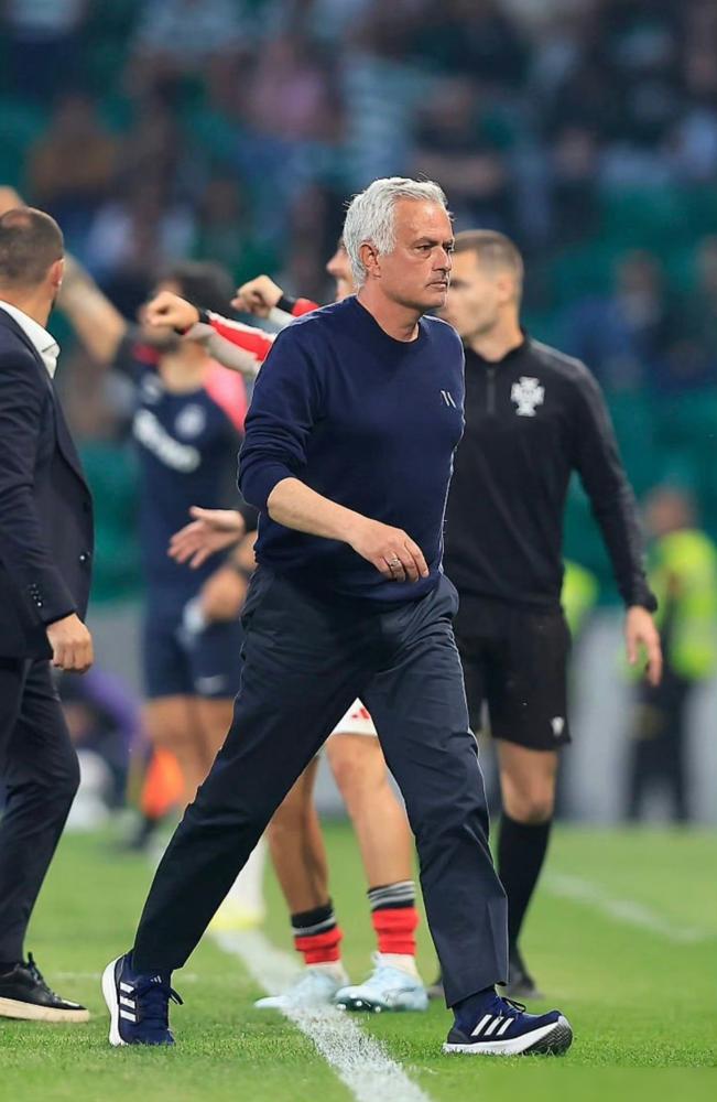 4比1大胜，比赛还没完，教练和2000万新援在场边当众吵起来了。卢克巴吉奥第5