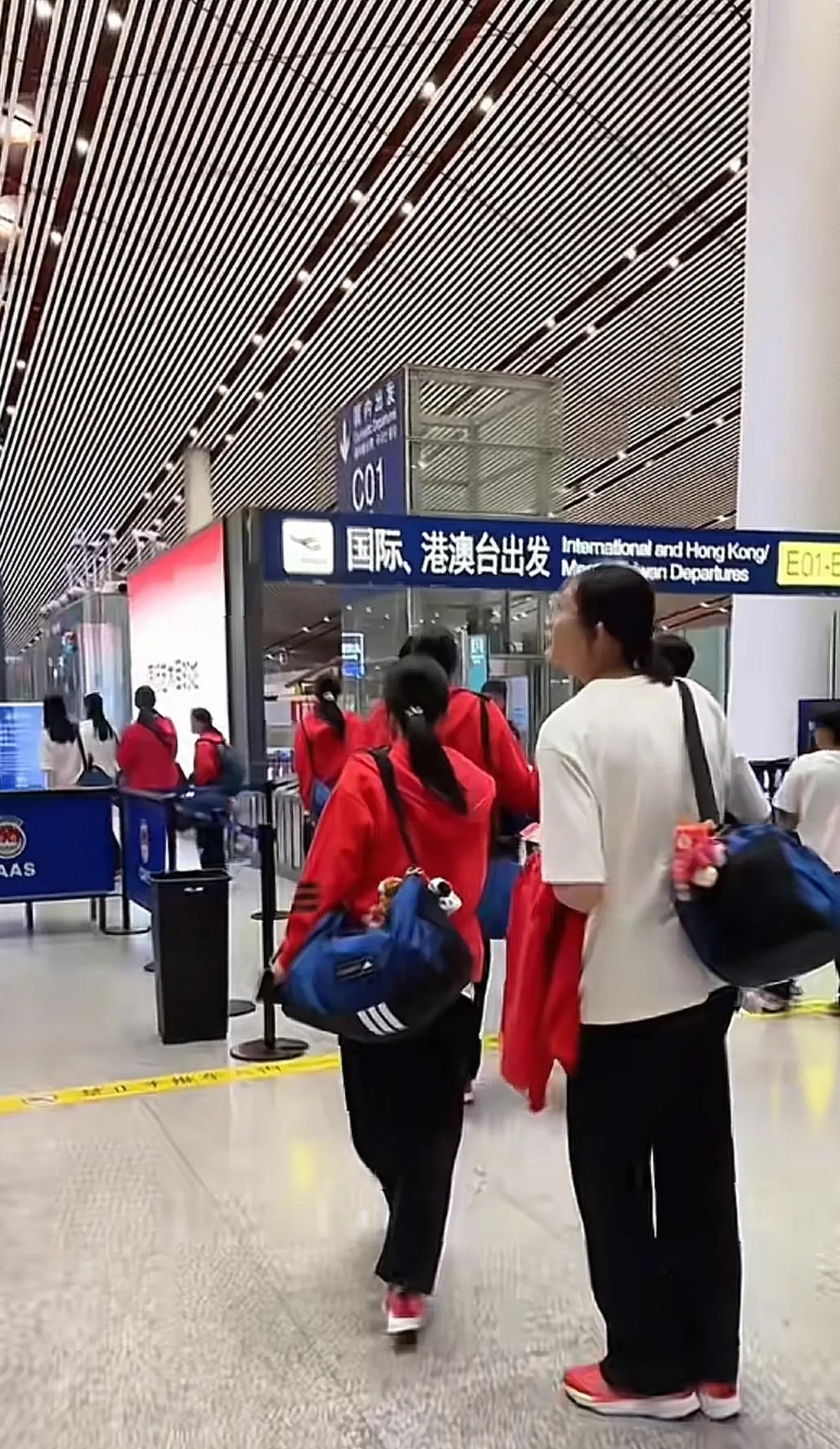 中国女排U19国家队今日凌晨出发参加世锦赛。队伍从首都机场出发，先到法国再飞塞尔
