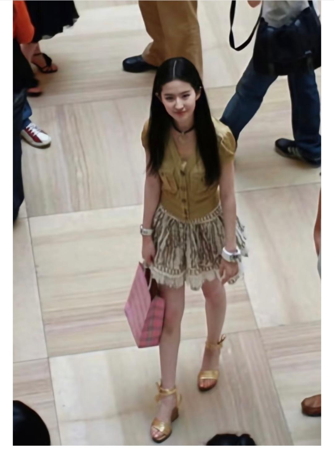 刘亦菲，右脚趾头怎么了？