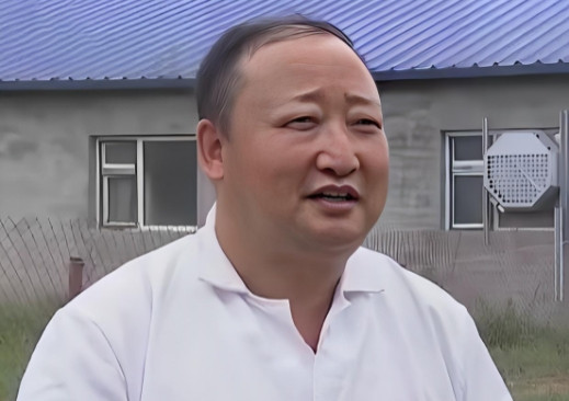 真是个人才！”2011年，黑龙江一男子竟然拿白酒给猪当水喝，亲戚朋友纷纷嘲笑他，