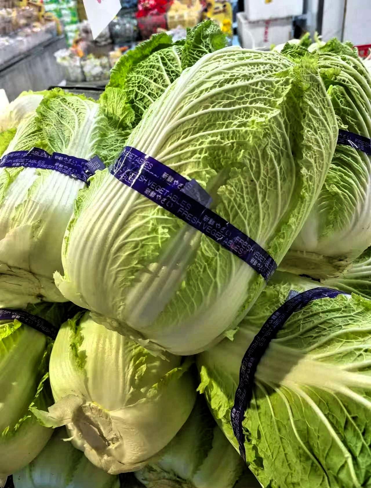 早上去超市买菜，大白菜搞活动。服务员大喊：“不能扒帮，不能扒帮。”那声儿洪